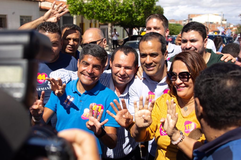 Ao lado de ACM Neto e Cacá Leão o candidato Jordávio Ramos participa