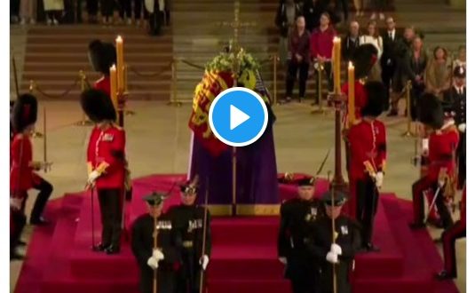 V Deo Guarda Real Desmaia Durante Vel Rio Da Rainha Elizabeth Ii