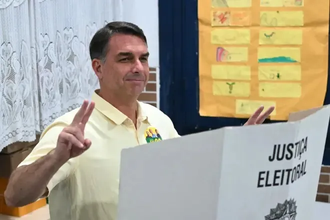 Eleições 2026: 'Brasil não aguenta mais quatro anos disso', diz Flávio Bolsonaro após votar no Rio