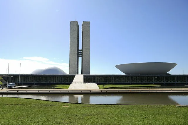 Onda de direita varre Congresso e estados