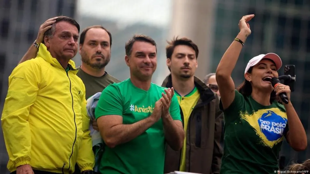 Família Bolsonaro elege quatro, Michelle bate recorde no DF e Carlos chega ao Senado