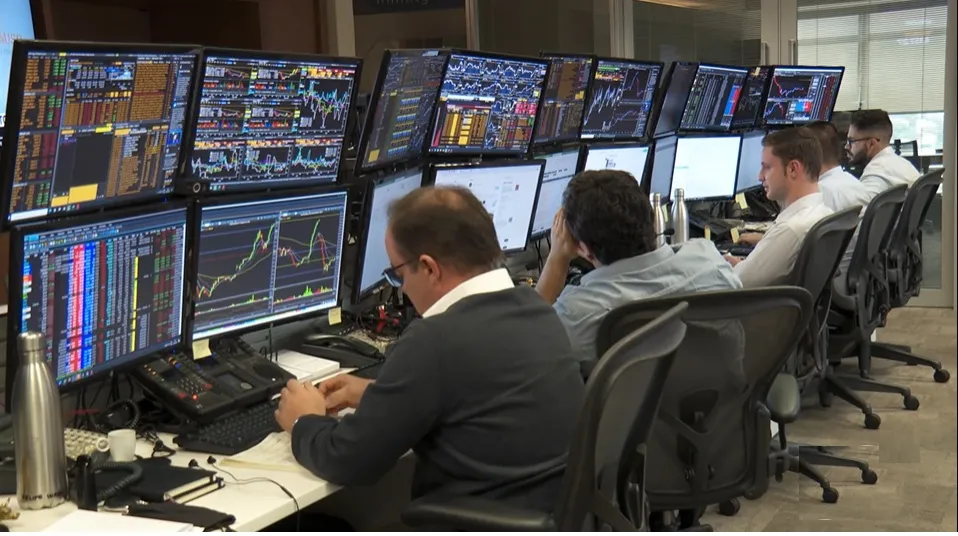 Ibovespa sobe com cenário eleitoral e queda dos juros futuros