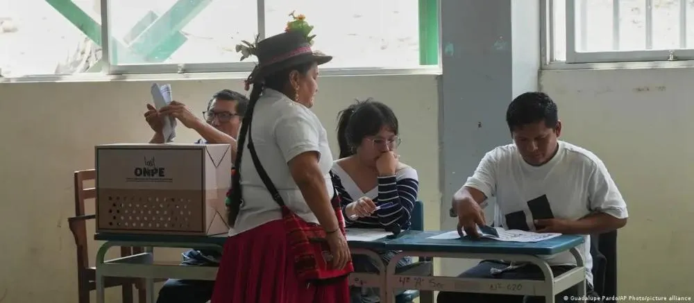Cidade no Peru elege prefeito esquerdista Hitler Mussolini