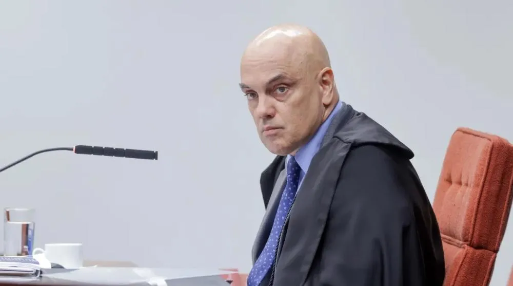 Após vencer o 1º turno, Flávio Bolsonaro é autorizado por Moraes a visitar o pai
