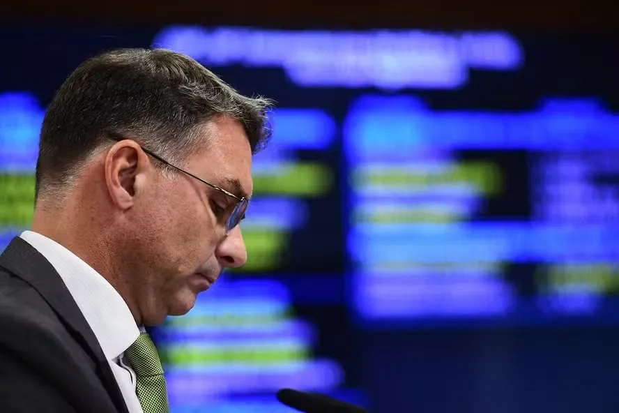 Flávio Bolsonaro apoia fim da escala 6x1 enquanto Senado discute votação da proposta