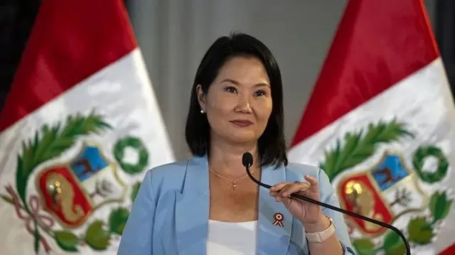 Presidente do Peru proíbe cabelo comprido para meninos nas escolas