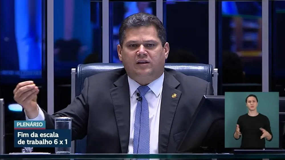 Alcolumbre prevê promulgar PEC do fim da escala 6x1 na próxima semana