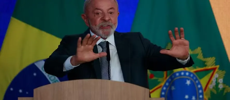 A dez dias da eleição, Lula promete transporte público gratuito para população