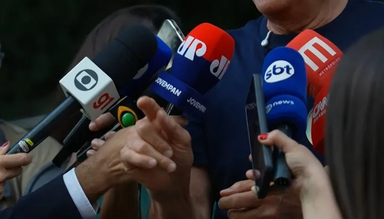 Maioria vê Flávio Bolsonaro como provável vencedor, e imprensa internacional destaca força da direita brasileira