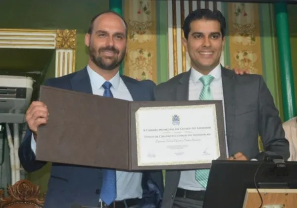 Eduardo Bolsonaro recebeu honraria em Salvador, Justiça suspende cerimônia de Flávio