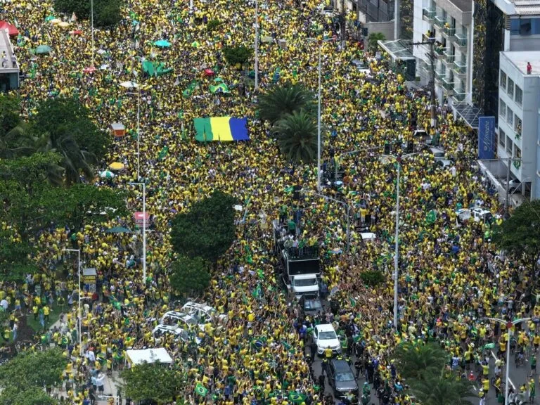 Bloco 22 reúne multidão em apoio a Flávio Bolsonaro no Espírito Santo; Salvador recebe nesta tarde