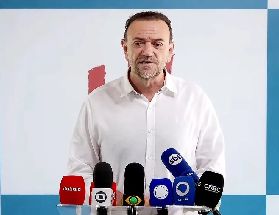 Presidente do PT diz que Lula está animado para enfrentar Flávio Bolsonaro no debate da Band