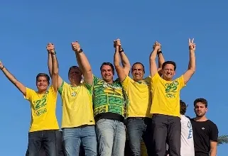 Flávio Bolsonaro reúne ACM Neto, Bruno Reis e João Roma em ato no Farol da Barra