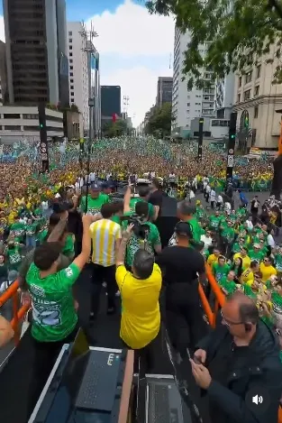 Flávio Bolsonaro reúne milhares de apoiadores na Paulista neste domingo