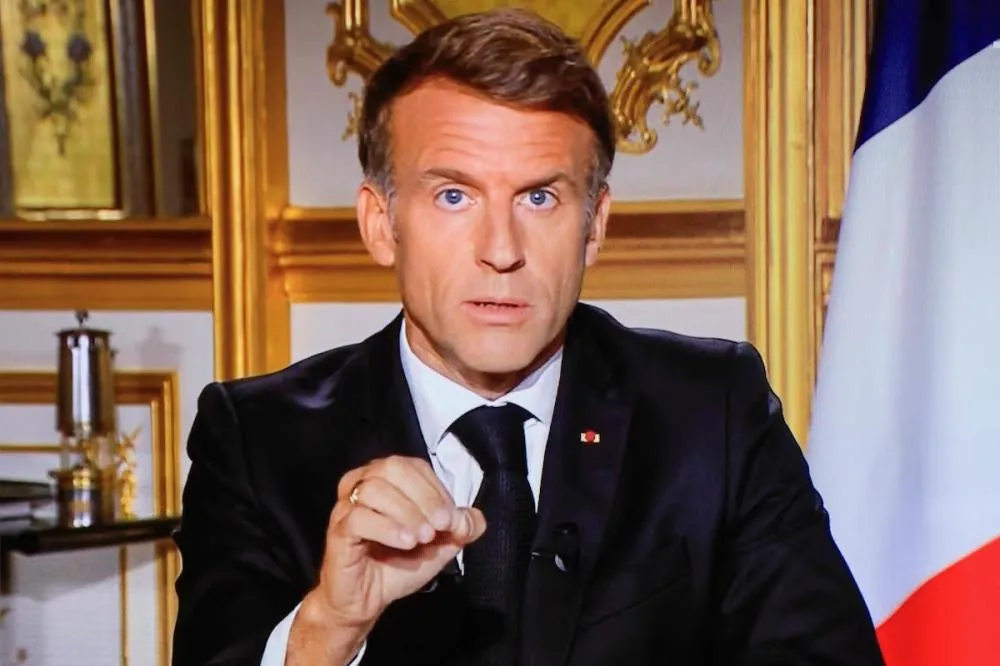 Macron condena violência em protestos na França após 2,4 mil detenções e uma morte 