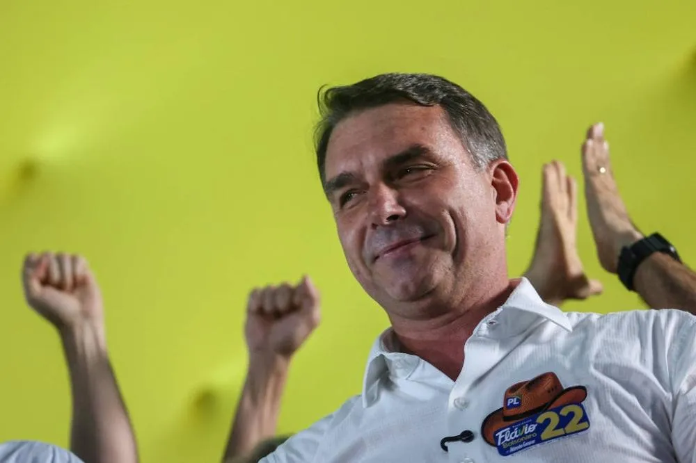 Flávio Bolsonaro intensifica campanha no Nordeste e mira mais votos na reta final contra Lula