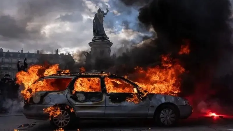Protestos e saques pressionam Macron, e governo francês autoriza toque de recolher 