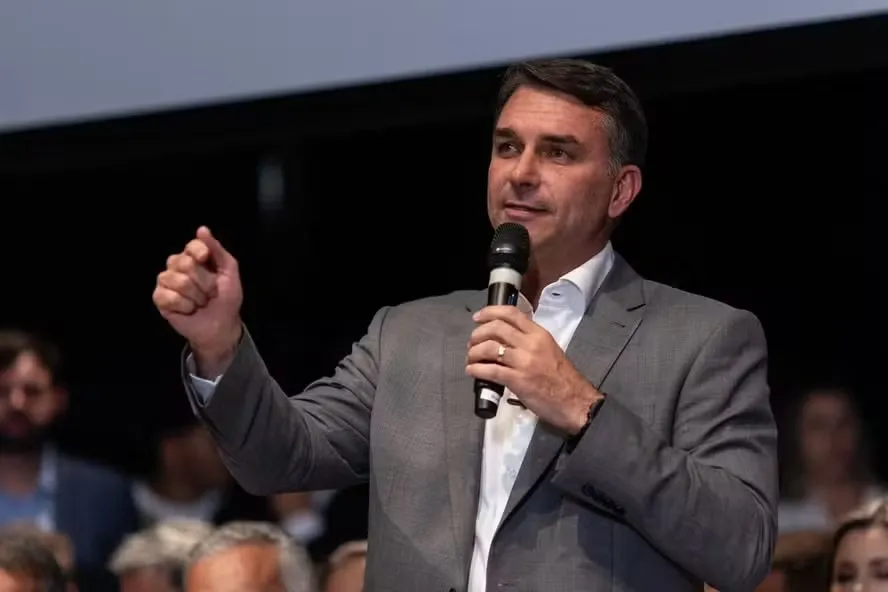 Flávio Bolsonaro desafia Lula e impõe condição para abertura de sigilos