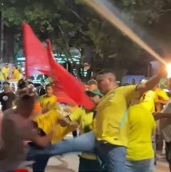 Vídeo mostra pancadaria entre eleitores de Lula e Flávio Bolsonaro; assista