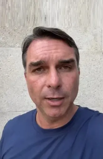 Flávio Bolsonaro é obrigado a entregar passaportes à PF e fica impedido de deixar o Brasil