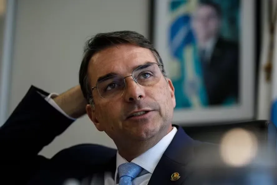 PF cancela passaportes de Flávio Bolsonaro após prazo para entrega vencer
