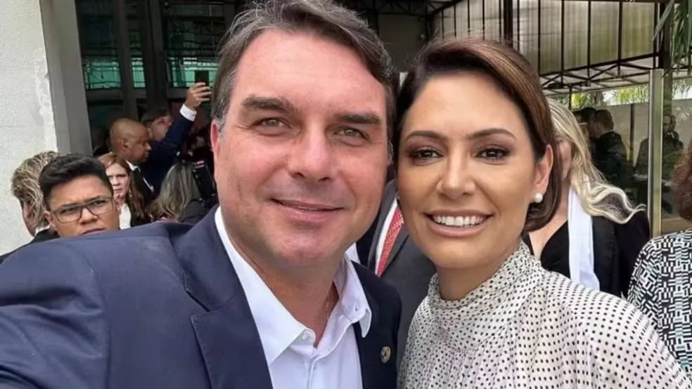 Michelle Bolsonaro teria confirmado a aliados que Flávio deixou o Brasil