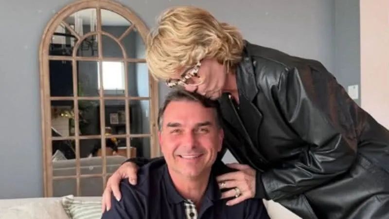Mãe de Flávio Bolsonaro lamenta ida do filho aos EUA e diz que coração está sangrando