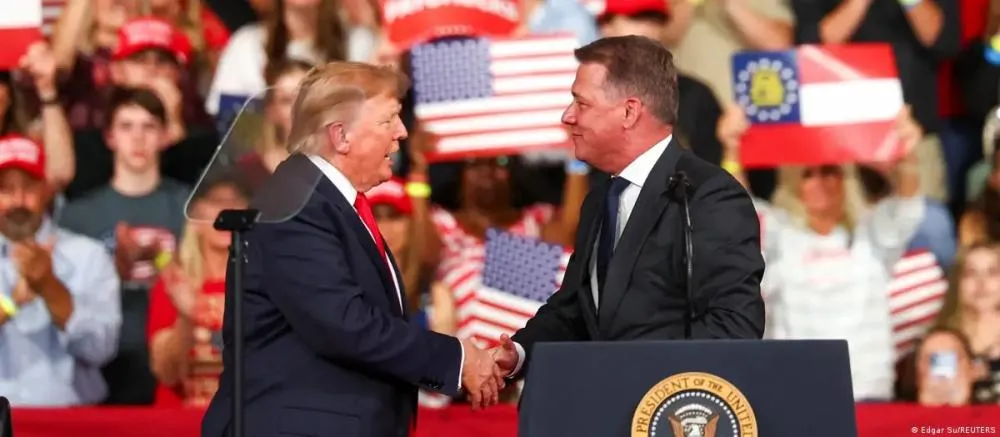 CEO da Audi sobe no palanque de Trump e gera indignação na Alemanha