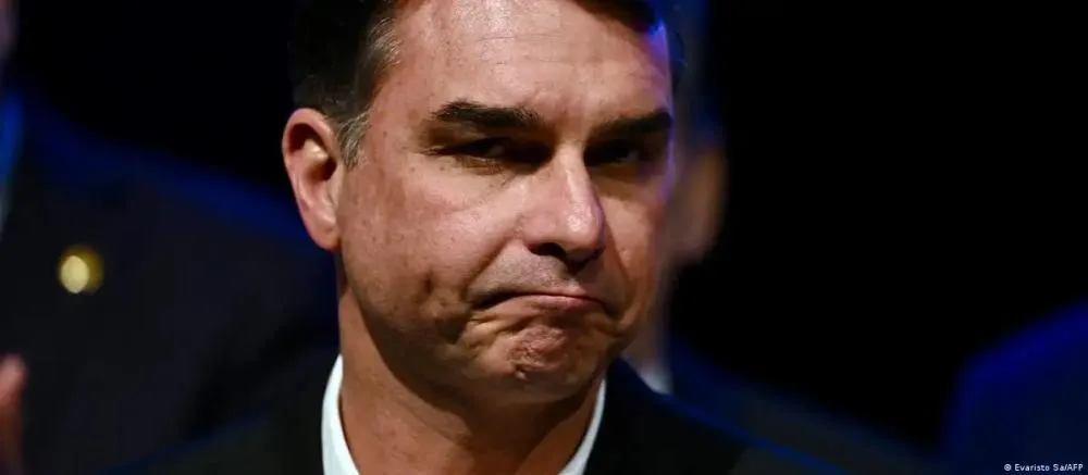 O que pode acontecer com Flávio Bolsonaro após ir para os EUA