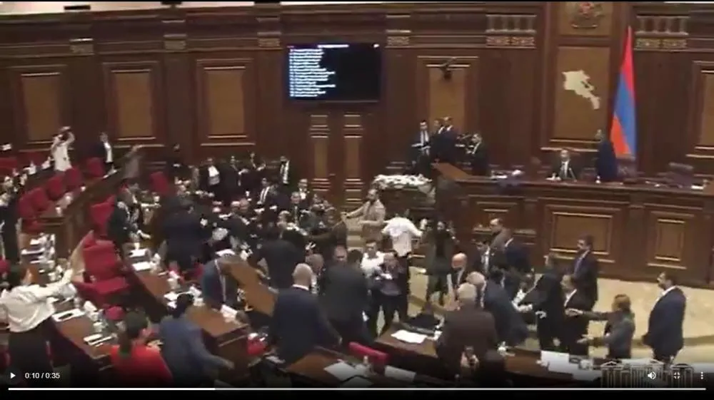 Deputados trocam socos e cadeiras em briga generalizada no Parlamento da Armênia; veja vídeo 
