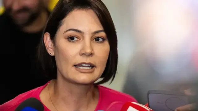 Michelle revela pedido de Bolsonaro por união após ida de Flávio aos EUA