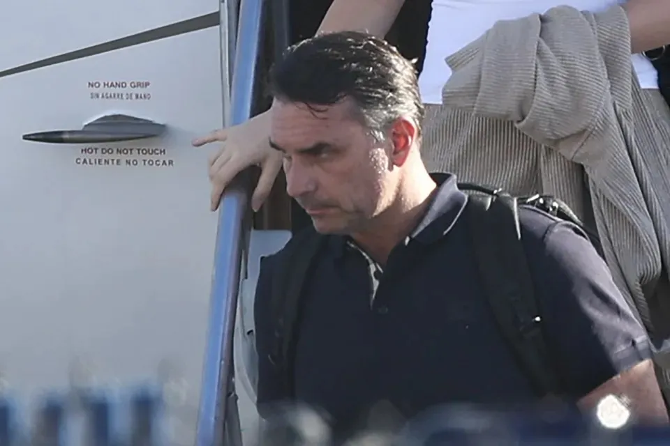 Ida de Flávio Bolsonaro aos EUA provoca surpresa, expectativa, raiva e medo nas redes