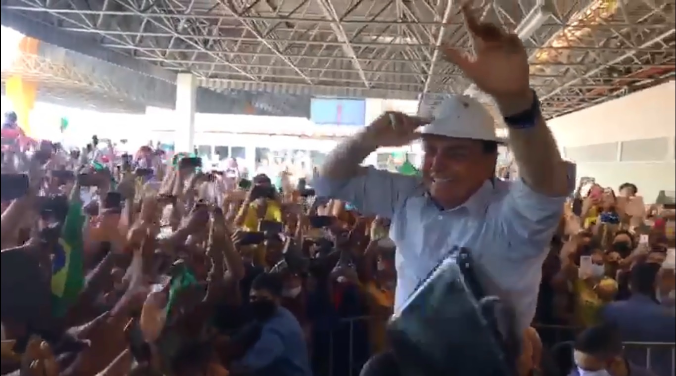Bolsonaro viaja pelo país sendo sempre recebido por multidão de apoiadores