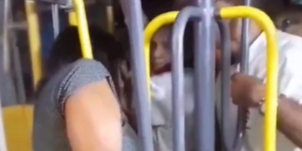 Mulher Fica Com A Cabeça Presa Em Catraca Dupla De ônibus Vídeo